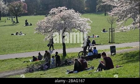 27. März 2020, Hessen, Frankfurt am Main: Viele Ausflügler genießen das schöne Wetter auf einer Fahrt auf den Lohrberg im Norden der bei den Frankfurtern beliebten Bankenstadt. Foto: Arne Dedert / dpa Stockfoto