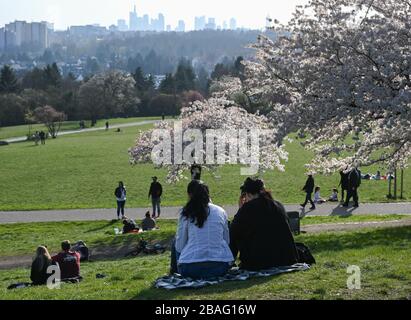 27. März 2020, Hessen, Frankfurt am Main: Viele Ausflügler genießen das schöne Wetter auf einer Fahrt auf den Lohrberg im Norden der bei den Frankfurtern beliebten Bankenstadt. Foto: Arne Dedert / dpa Stockfoto