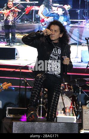 Alex Lora del Grupo mexicano de Rock el TRI durante su concierto en el Valeriana durante la Feria Internacional de Durango 2012. * Durango*. * 2 * Junio* Stockfoto