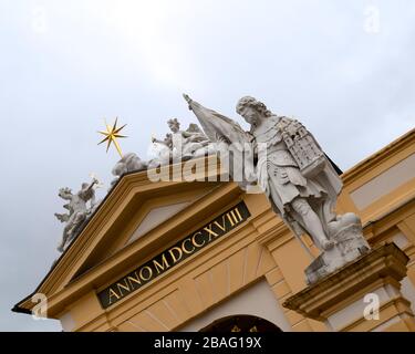 MELK, ÖSTERREICH - 13. JULI 2019: Statue am Eingang des Klosters Melk, das hoch über der Stadt erbaut wurde Stockfoto