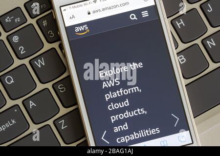 Amazon Web Services-Webseite auf einem Smartphone angezeigt. AWS bietet Cloud-Computing-Plattformen und APIs nach Bedarf für Einzelpersonen, Unternehmen und Behörden. Stockfoto