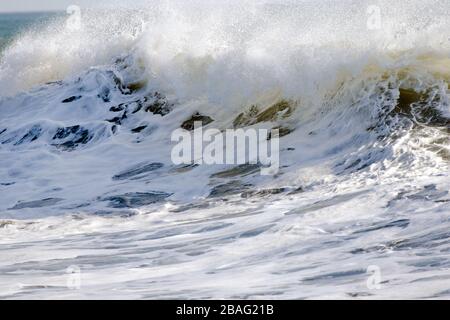 Nahaufnahme von Wellen, die an der Pazifikküste in Nicaragua durchbrechen. Stockfoto
