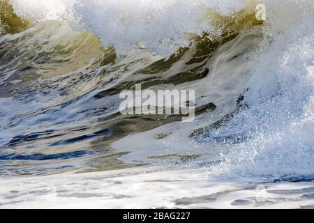 Nahaufnahme von Wellen, die an der Pazifikküste in Nicaragua durchbrechen. Stockfoto