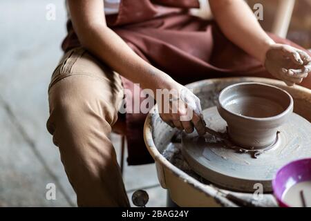 Porträt der Frau Töpferin im Kunststudio Stockfoto