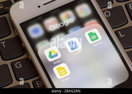 Symbole für mobile Anwendungen der Google Drive Enterprise Suite mit Google Docs, Blättern und Folien werden auf einem Smartphone angezeigt. Stockfoto