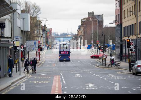 Glasgow, Großbritannien. März 2020. Bild: Blick auf das Stadtzentrum von Glasgow, mit leeren Straßen, geschlossenen Geschäften und leeren Bahnhöfen während einer geschäftigen Straßenszene mit Käufern und Leuten, die in der Stadt arbeiten. Die Pandemie von Coronavirus hat die britische Regierung gezwungen, eine Schließung aller Großstädte Großbritanniens anzuordnen und die Menschen zu Hause zu lassen. Kredit: Colin Fisher/Alamy Live News Stockfoto