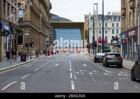 Glasgow, Großbritannien. März 2020. Bild: Blick auf das Stadtzentrum von Glasgow, mit leeren Straßen, geschlossenen Geschäften und leeren Bahnhöfen während einer geschäftigen Straßenszene mit Käufern und Leuten, die in der Stadt arbeiten. Die Pandemie von Coronavirus hat die britische Regierung gezwungen, eine Schließung aller Großstädte Großbritanniens anzuordnen und die Menschen zu Hause zu lassen. Kredit: Colin Fisher/Alamy Live News Stockfoto