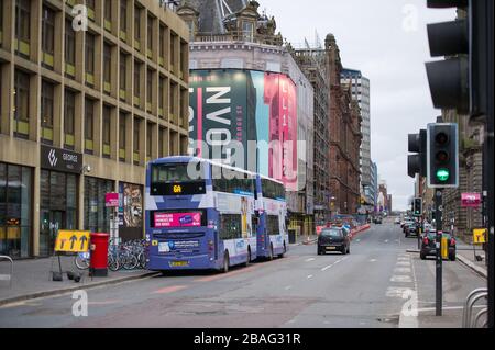 Glasgow, Großbritannien. März 2020. Bild: Blick auf das Stadtzentrum von Glasgow, mit leeren Straßen, geschlossenen Geschäften und leeren Bahnhöfen während einer geschäftigen Straßenszene mit Käufern und Leuten, die in der Stadt arbeiten. Die Pandemie von Coronavirus hat die britische Regierung gezwungen, eine Schließung aller Großstädte Großbritanniens anzuordnen und die Menschen zu Hause zu lassen. Kredit: Colin Fisher/Alamy Live News Stockfoto