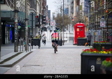 Glasgow, Großbritannien. März 2020. Bild: Blick auf das Stadtzentrum von Glasgow, mit leeren Straßen, geschlossenen Geschäften und leeren Bahnhöfen während einer geschäftigen Straßenszene mit Käufern und Leuten, die in der Stadt arbeiten. Die Pandemie von Coronavirus hat die britische Regierung gezwungen, eine Schließung aller Großstädte Großbritanniens anzuordnen und die Menschen zu Hause zu lassen. Kredit: Colin Fisher/Alamy Live News Stockfoto