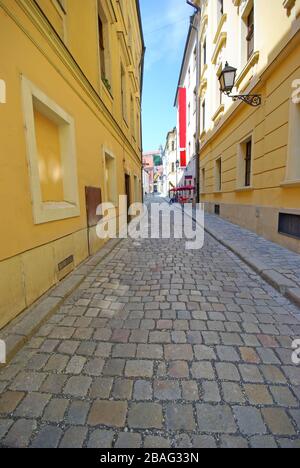 Gepflasterte kleine Straße im historischen Zentrum von Bratislava Stockfoto