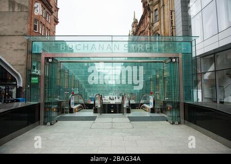 Glasgow, Großbritannien. März 2020. Abgebildet: U-Bahnhof Buchanan Street auf der Glasgows Style Meile, die jetzt wie eine Geisterstadt ist. Blick auf das Stadtzentrum von Glasgow, in dem leere Straßen, Geschäfte und leere Bahnstationen zu sehen sind, in der Regel eine geschäftige Straßenszene mit Käufern und Leuten, die in der Stadt arbeiten. Die Pandemie von Coronavirus hat die britische Regierung gezwungen, eine Schließung aller Großstädte Großbritanniens anzuordnen und die Menschen zu Hause zu lassen. Kredit: Colin Fisher/Alamy Live News Stockfoto