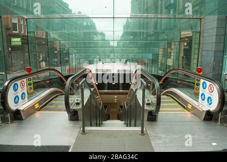 Glasgow, Großbritannien. März 2020. Abgebildet: U-Bahnhof Buchanan Street auf der Glasgows Style Meile, die jetzt wie eine Geisterstadt ist. Blick auf das Stadtzentrum von Glasgow, in dem leere Straßen, Geschäfte und leere Bahnstationen zu sehen sind, in der Regel eine geschäftige Straßenszene mit Käufern und Leuten, die in der Stadt arbeiten. Die Pandemie von Coronavirus hat die britische Regierung gezwungen, eine Schließung aller Großstädte Großbritanniens anzuordnen und die Menschen zu Hause zu lassen. Kredit: Colin Fisher/Alamy Live News Stockfoto