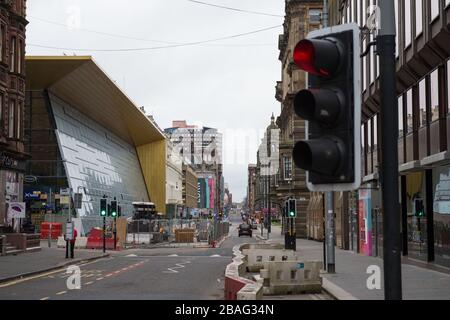 Glasgow, Großbritannien. März 2020. Bild: Blick auf das Stadtzentrum von Glasgow, mit leeren Straßen, geschlossenen Geschäften und leeren Bahnhöfen während einer geschäftigen Straßenszene mit Käufern und Leuten, die in der Stadt arbeiten. Die Pandemie von Coronavirus hat die britische Regierung gezwungen, eine Schließung aller Großstädte Großbritanniens anzuordnen und die Menschen zu Hause zu lassen. Kredit: Colin Fisher/Alamy Live News Stockfoto