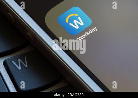 Schließen von Symbolen für mobile Apps am Arbeitstag. Die Workday App bietet mobilen Zugriff auf Workday Cloud-Plattformen für Anwendungen der Enterprise-Klasse unterwegs. Stockfoto