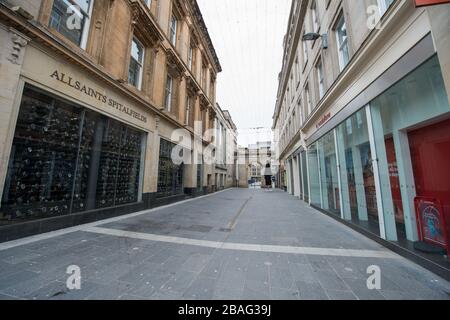 Glasgow, Großbritannien. März 2020. Bild: Blick auf das Stadtzentrum von Glasgow, mit leeren Straßen, geschlossenen Geschäften und leeren Bahnhöfen während einer geschäftigen Straßenszene mit Käufern und Leuten, die in der Stadt arbeiten. Die Pandemie von Coronavirus hat die britische Regierung gezwungen, eine Schließung aller Großstädte Großbritanniens anzuordnen und die Menschen zu Hause zu lassen. Kredit: Colin Fisher/Alamy Live News Stockfoto