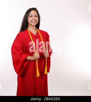 Eine junge Latina ist bereit zum Abschluss. Stockfoto