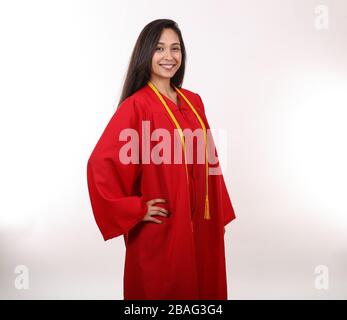 Stolz steht ein junger attraktiver Absolvent. Stockfoto