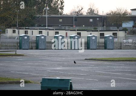Temporäre Gebäude und s werden für Coronavirus-Tests auf dem Parkplatz von Chessington World of Adventures in Chessington, Greater London, errichtet. Stockfoto