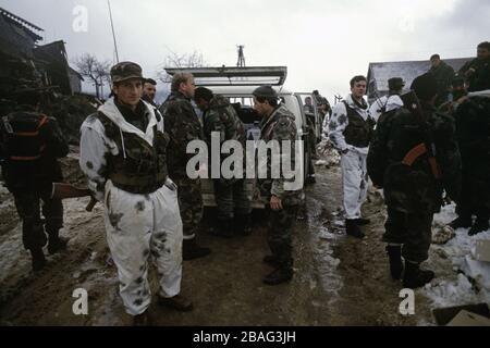 Januar 1994 während des Krieges in Zentralbosnien: Soldaten der HVO's Rama Brigade im bosnisch-muslimischen Dorf hier, das sie zwei Tage zuvor gefangen genommen hatten. Stockfoto