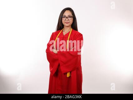 Eine kürzlich promovierte Frau posiert für ein Porträt. Stockfoto