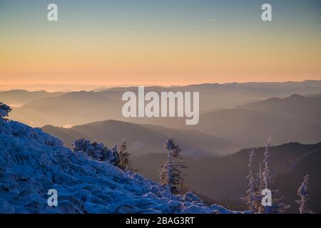 Bergaufgangsszene im Winter, Landschaft der rumänischen Karpaten Stockfoto