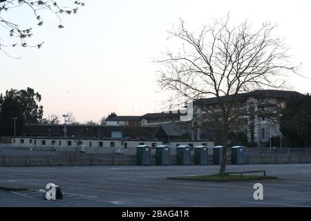 Temporäre Gebäude werden für Coronavirus errichtet, die für NHS-Arbeiter im Parkplatz der Chessington World of Adventures in Chessington, Greater London, getestet werden. Stockfoto