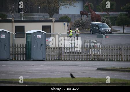 Temporäre Gebäude und kabins werden für Coronavirus-Tests für NHS-Arbeiter auf dem Parkplatz von Chessington World of Adventures in Chessington, Greater London, errichtet. Stockfoto