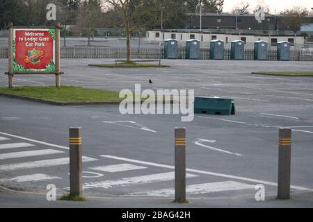 Temporäre Gebäude und kabins werden für Coronavirus-Tests für NHS-Arbeiter auf dem Parkplatz von Chessington World of Adventures in Chessington, Greater London, errichtet. Stockfoto