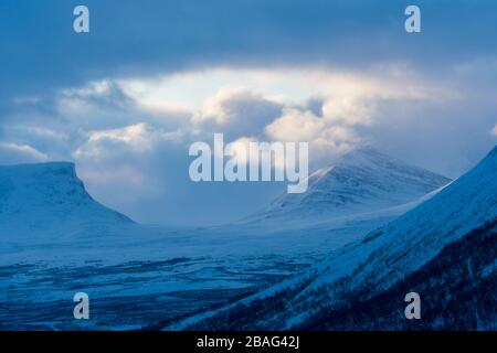 Blick vom Hotel Fjallet auf die Berge über dem Tornetrask See im schwedischen Lappland, Nordschweden. Stockfoto