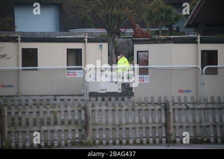 Temporäre Gebäude werden für Coronavirus errichtet, die für NHS-Arbeiter im Parkplatz der Chessington World of Adventures in Chessington, Greater London, getestet werden. Stockfoto