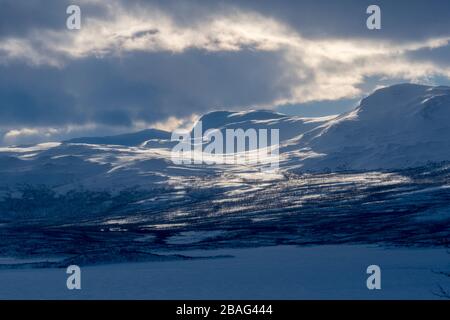 2020, Europa, Europa, Skandinavien, SKANDINAVIEN, WINTER, Schnee, Bjorkliden, SCHWEDEN, Schwedisch, Hotel Fjallet, Lake Tornetrask, Blick, Blick von Hügel, vie Stockfoto