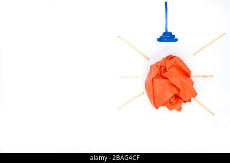 Konzept, zerknitterte Papierkugel als Glühlampe Stockfoto