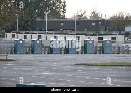 Auf dem Parkplatz von Chessington World of Adventures in Chessington, Greater London, werden temporäre Gebäude und tragbare Anlagen für Coronavirus-Tests für NHS-Mitarbeiter errichtet. Stockfoto