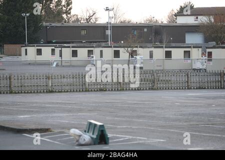 Temporäre Gebäude werden für Coronavirus errichtet, die für NHS-Arbeiter im Parkplatz der Chessington World of Adventures in Chessington, Greater London, getestet werden. Stockfoto