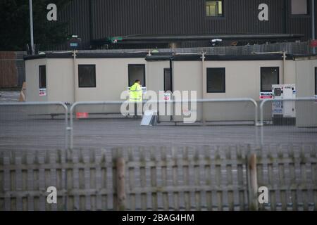 Temporäre Gebäude werden für Coronavirus errichtet, die für NHS-Arbeiter im Parkplatz der Chessington World of Adventures in Chessington, Greater London, getestet werden. Stockfoto