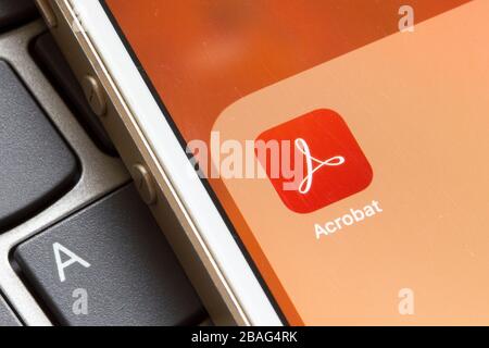 Das Symbol der mobilen App Acrobat Reader wird auf einem Smartphone angezeigt. Mit der Anwendung können Benutzer PDF-Dokumente von mobilen Geräten anzeigen, signieren und kommentieren. Stockfoto
