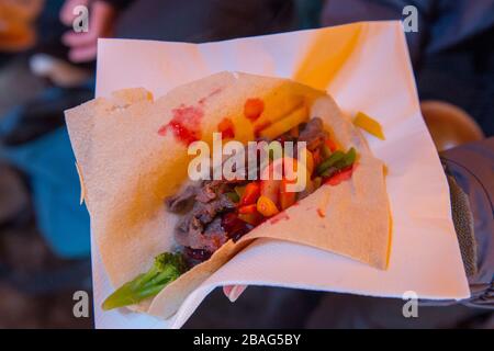 Ein Mittagessen mit Rentierfleisch wird für Touristen in einem Lavvu vorbereitet, einem Zelt, das eine temporäre Wohnung ist, die von den samischen Leuten hier am Sam genutzt wird Stockfoto