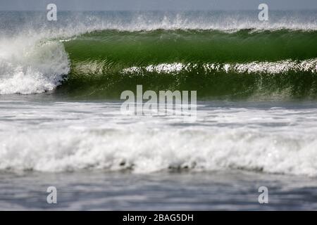 Wellen, die in Nicaragua an Land krachen. Stockfoto