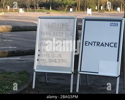 Zeichen für Anweisungen zur Prüfung, wie temporäre Gebäude für Coronavirus errichtet werden, die für NHS-Arbeiter im Parkplatz der Chessington World of Adventures in Chessington, Greater London, prüfen. Stockfoto