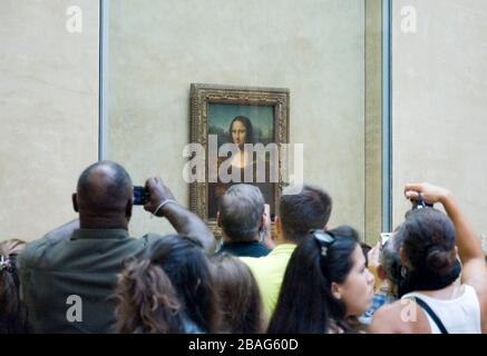 Die Mona Lisa ist im Louvre in Paris hinter einem schusssicheren Glas ausgestellt. Stockfoto