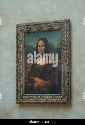 Die Mona Lisa ist im Louvre in Paris hinter einem schusssicheren Glas ausgestellt. Stockfoto