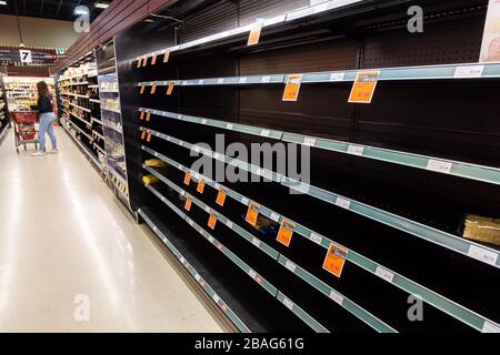 Surrey, British Columbia, Kanada - 18. März 2020: Leere Regale in einem Supermarkt während des Coronavirus Ausbruchs. Stockfoto