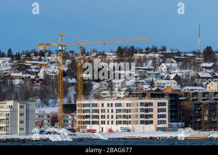 Blick vom Tromso Fjord der Baustellen in der Stadt Tromso, Bezirk Troms og Finnmark, Norwegen. Stockfoto