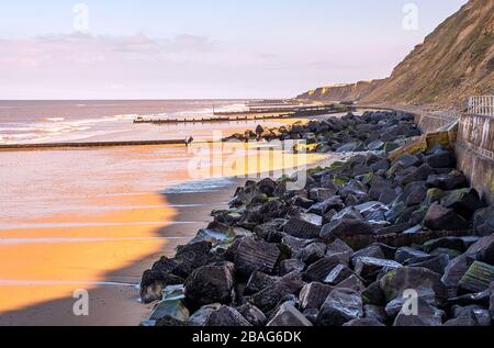 Zwei Strandgänger am Sheringham Beach, North Norfok, Großbritannien Stockfoto