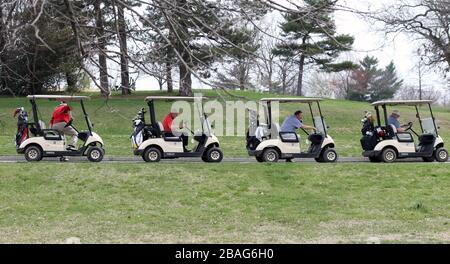 St. Louis, Vereinigte Staaten. März 2020. Die Golfer warten in ihren Wagen, um am Freitag, 27. März 2020, ihren Abschlag auf das 16. Loch auf dem Golfplatz Forest Park in St. Louis zu machen. In der Bemühung, Golfspieler während des Coronavirus Ausbruchs sicher zu halten, können Golfspieler Karren benutzen, aber können dies nur allein tun. Foto von Bill Greenblatt/UPI Credit: UPI/Alamy Live News Stockfoto