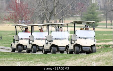 St. Louis, Vereinigte Staaten. März 2020. Am Freitag, 27. März 2020, fahren die Golfer auf dem Forest Park Golf Course in St. Louis zum 16. Loch für ihren Abschlag. In der Bemühung, Golfspieler während des Coronavirus Ausbruchs sicher zu halten, können Golfspieler Karren benutzen, aber können dies nur allein tun. Foto von Bill Greenblatt/UPI Credit: UPI/Alamy Live News Stockfoto