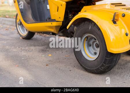 Drei Räder Motorrad Details. Nahaufnahme der Reifen Stockfoto