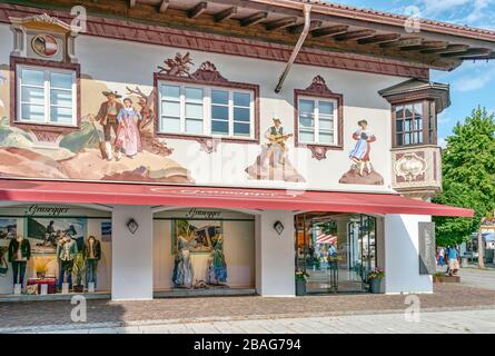 Traditionelles bayerisches Kostümgeschäft in der Innenstadt von Garmisch Partenkirchen, Bayern, Deutschland Stockfoto