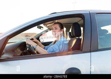 Junge Frau, die mit dem Auto unterwegs ist Stockfoto