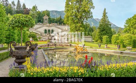 Brunnen und Teich am Wasserparterre im Park des Schlosses Linderhof, Ettal, Bayern, Deutschland Stockfoto